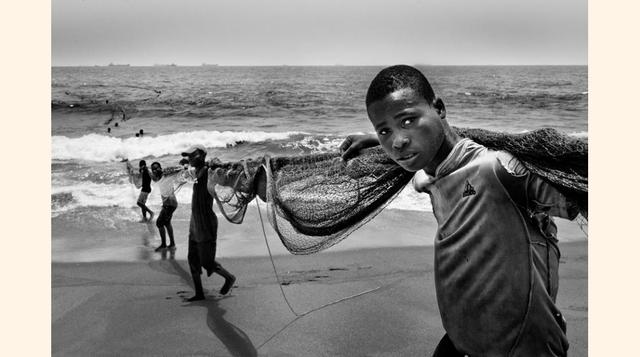 “Pesca activa” de Roberto Huner retrata a un pescador de una coperativa en la costa de Togo. (Foto: CGAP)