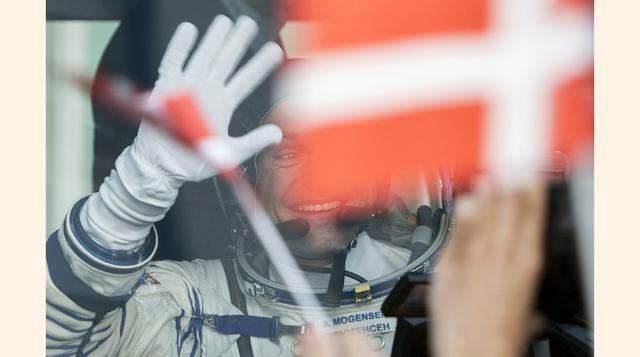 Andreas Mogensen, el primer danés en el espacio, saluda a sus familiares desde un autobús antes de abordar la nave espacial Soyuz en el cosmódromo de Baikonur, Kazajstán. (Foto: Reuters)