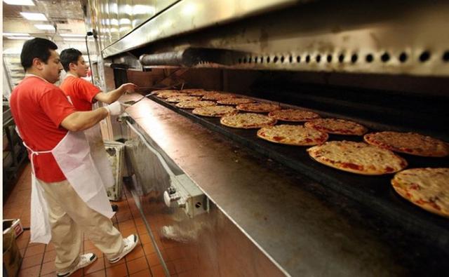 6.- El periodista contó que la cadena le ofreció enviarle a su casa una pizza “de cortesía”. Dijo que ese mismo día, el repartidor llegó 30 minutos después y le pidió que entregue la pizza intacta para devolverle el dinero.