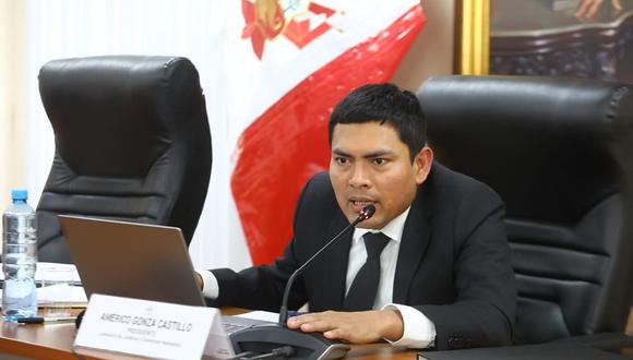 Américo Gonza, presidente de la comisión de Justicia, debía sustentar la 'Ley mordaza', pero decidió viajar un día de la votación a El Salvador. (Foto: Congreso)