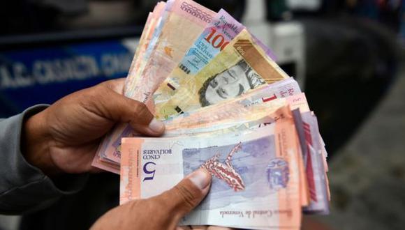 El valor de la moneda venezolana fue destruida por la hiperinflación incentivada por las malas políticas económicas del régimen chavista. (Getty Images vía BBC)