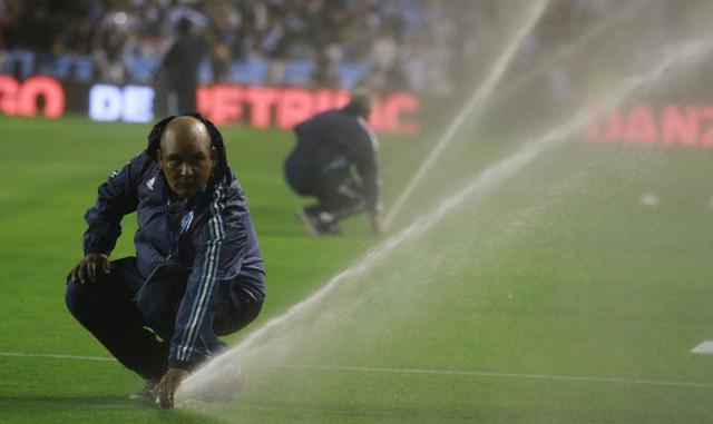 Foto 5 | Cancha mojada. Darle mayor velocidad al balón y lentitud a los jugadores era parte del objetivo que afecte a Perú, pero este elemento fue incorporado en el entrenamiento de la selección peruana. La cancha mojada también afectó a los jugadores arg
