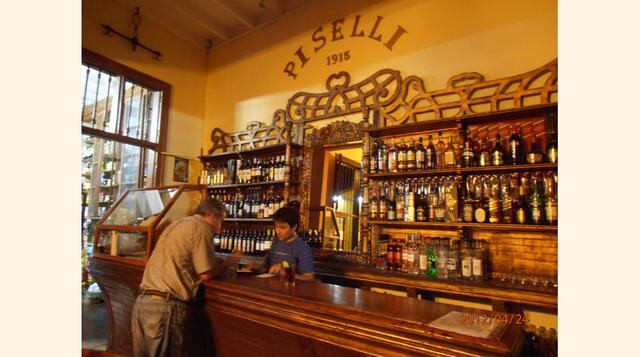 Otros prefieren el Bar Piselli, local de barrio con buen ambiente y música en directo algunos días, o el clásico Santos, animado y agradable local instalado en una antigua mansión con varios salones y balcón con vistas al Pacífico.