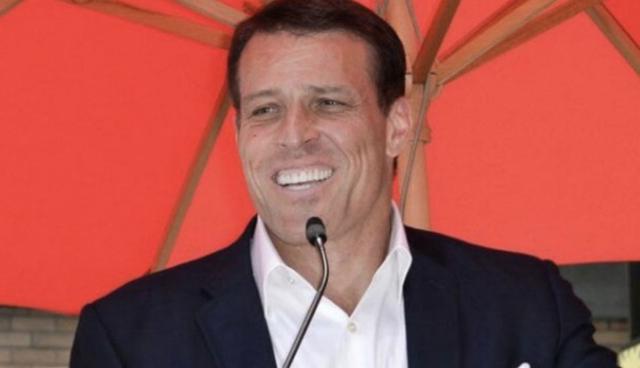 FOTO 7 | 7. Tony Robbins: el autor más vendido del New York Times. Para Tony Robbins, el problema no fue el mal consejo en sí mismo, sino el hecho de tener que separar lo bueno de lo malo. “En 1979, cuando tenía 19, había mucha gente dándome todo tipo de consejos. Jim Rohn, un orador de desarrollo personal, me dijo: ‘Tony, velo de esta manera. Si tu peor enemigo le pone azúcar a tu café, ¿qué puede pasarte? Nada. Pero, ¿qué pasaría si tu mejor amigo le pone estricnina a tu café? Te mueres. Tienes que hacer guardia en la puerta de tu mente.’ Él estaba hablando de que la elección de gente (amigos y mentores) importaba más que cualquier otra cosa, y que no puedes tomar el enfoque de nadie como si fuera el único” dijo.

Elegir bien a tus amigos tiene una gran cantidad de beneficios que inundarán tus negocios. Los buenos amigos te ayudan a tomar buenas decisiones y te apoyan cuando necesitas que te recuerden que necesitas ser disciplinado. Estos recordatorios te ayudan a mantenerte enfocado mientras luchas por convertirte en un emprendedor exitoso. (Foto: Shutterstock)
