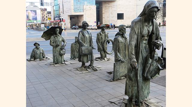 "El monumento de un transeúnte anónimo". Breslavia, Polonia. (Foto: Upsocl)