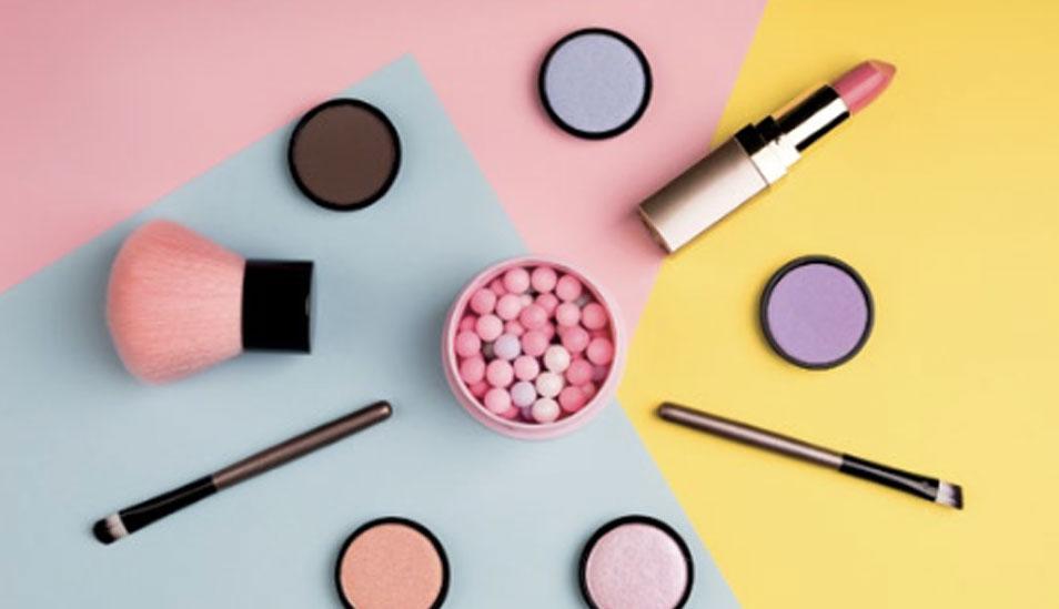 FOTO 13 | 13. Maquillaje por catálogo

Labios, ojos, cejas, rostro, fragancias. Sin importar la edad, las mujeres se sienten atraídas por este tipo de productos para verse y sentirse bien. Comercializa estas categorías de la mano de una marca reconocida de venta por catálogo que garantice la calidad de los artículos así como un esquema de compensación atractivo, e incluso, te permita ofrecer crédito a tus clientes. El modelo es sencillo pero requiere que le des seguimiento a las necesidades de tus compradoras así como a la cobranza para no descapitalizarte.