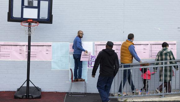 Los votantes llegan para emitir sus votos en las elecciones intermedias de EE. UU. en un lugar de votación en una escuela en Filadelfia, Pensilvania, el 8 de noviembre de 2022. (Foto de Ryan Collerd / AFP)