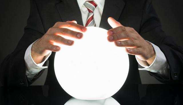 FOTO 5 | 5. No juegues al adivino. En lugar de consultar la bola de cristal, checa el Pinterest, Instagram o Facebook de tu familiar o amigo. Estos son buenos sitios para darte una idea de lo que le gusta a la persona. Si de plano no tienes ni idea, una tarjeta de regalo de su lugar favorito siempre será bien recibida.