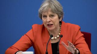 Theresa May, "profundamente preocupada" por anuncios proteccionistas de Trump