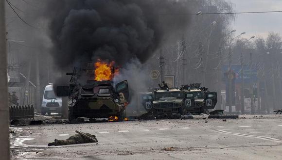 Un vehículo blindado ruso de transporte de tropas arde entre vehículos ligeros dañados y abandonados tras combates en Járkiv, la segunda ciudad más grande de Ucrania, el 27 de febrero de 2022. (AP Foto/Marienko Andrew, Archivo)