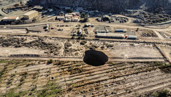 El cráter apareció en un cerro ubicado en una de las siete faenas mineras más importantes que había entonces en Tierra Amarilla. (Foto: Johan Godoy | AFP)