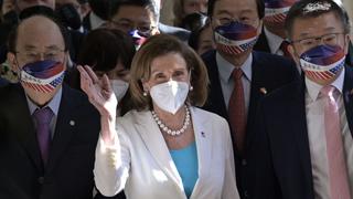 Pelosi abandona Taiwán tras tensa visita que indignó a China