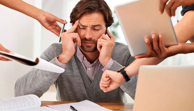 FOTO 9 | 9. Mantener equilibrio entre lo profesional y lo personal

El estrés de fin de año aparece también por la imposibilidad de sostener una vida equilibrada entre los compromisos y las jornadas laborales, con lo personal. Pon límites; di que no en aquellas situaciones donde no sea imprescindible que estés; incluso puedes alternarte con otros colegas la representación de la empresa en eventos a los que sean invitados. Dedícate un tiempo para ti: gimnasio, caminar, estar al aire libre, en familia y con amigos; evitar la ingesta exagerada de alcohol y comer en exceso, mantener las 8 horas de sueño por día, más una buena hidratación con agua, ayudarán a que sobrelleves mejor el estrés de esta época.