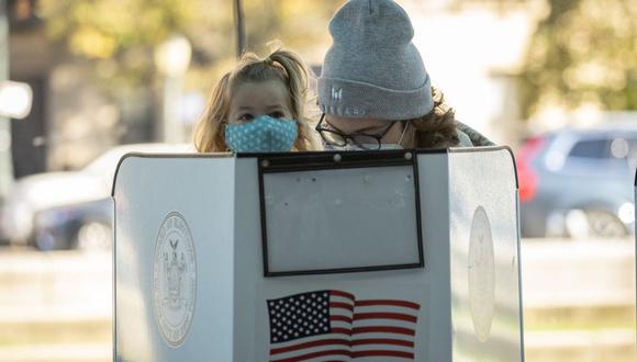 Los votantes emitieron su voto en las elecciones intermedias de EE. UU., en el Museo de Brooklyn en Nueva York el 8 de noviembre de 2022. (Foto de Yuki IWAMURA / AFP)