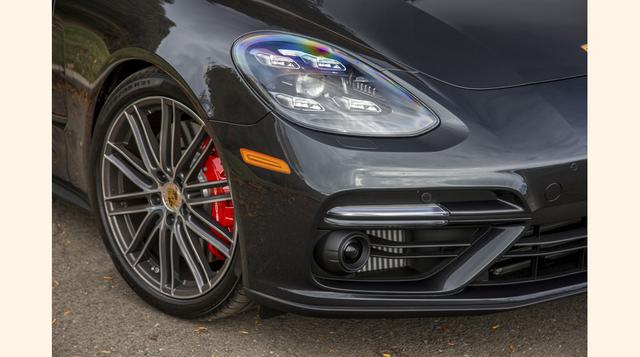 “Sin duda se lo puede reconocer como un Porsche por donde se lo mire”, dijo la semana pasada en Nueva York Gernot Döllner, el jefe de la línea de modelos Panamera. Está en lo cierto. Cuando se empiece a ver el nuevo Panamera en la calle el año próximo, po