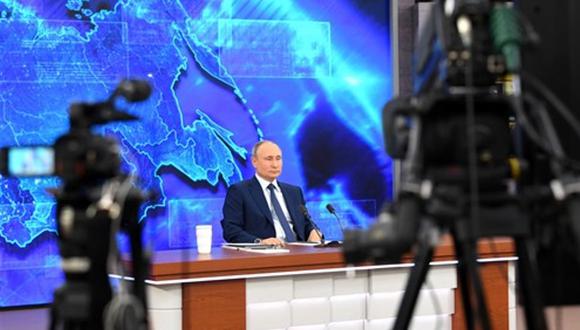 La palabra “invasión” está prohibida, por eso los presentadores y periodistas rusos hablan de una “operación militar especial en Ucrania”. (Foto: El País)