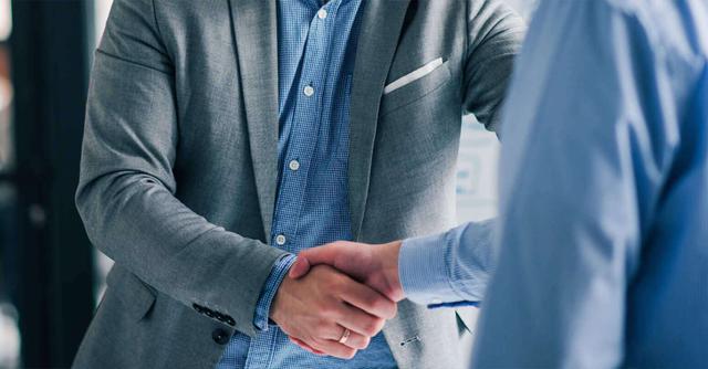 FOTO 5 | Saluda con firmeza. (Foto: iStock)