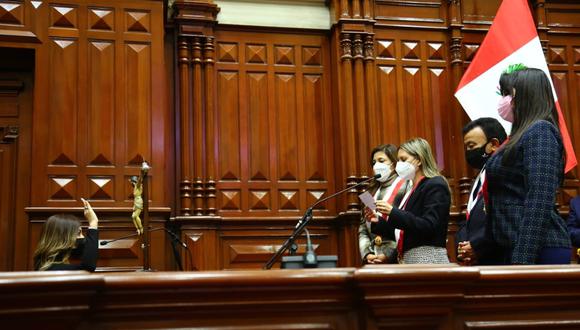 Leslye Lazo (Acción Popular) juró como parlamentaria andina este martes 27 de julio. (Foto: Congreso)