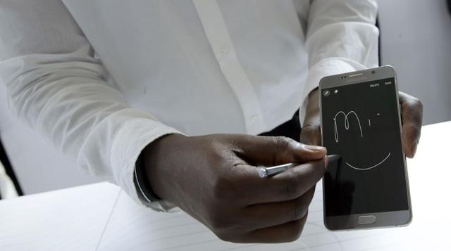 La Samsung Galaxy Note 5 tiene una pantalla plana que es ideal para escribir y la forma curva hace más fácil el uso del teléfono con una mano. (Foto: Reuters).    