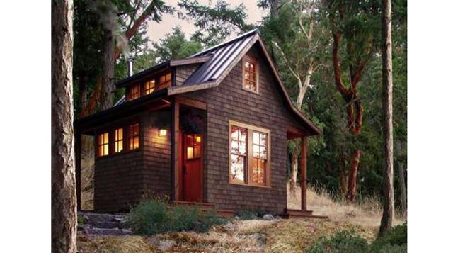 ORCAS ISLAND MINI CABIN. Esta encantadora casa fue construida en el bosque por los arquitectos David Vandervort. Cuenta con una cocina, alcoba, baño y otro cómodo dormitorio en la zona superior.