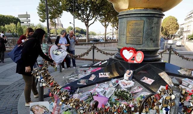 FOTO 11 | &quot;Era una niña cuando murió, pero estudié su biografía&quot;, declaró Marie Hermann, de 25 años, una periodista alemana. &quot;Me gustaba Diana y su compromiso con las causas humanitarias&quot;, añadió.
