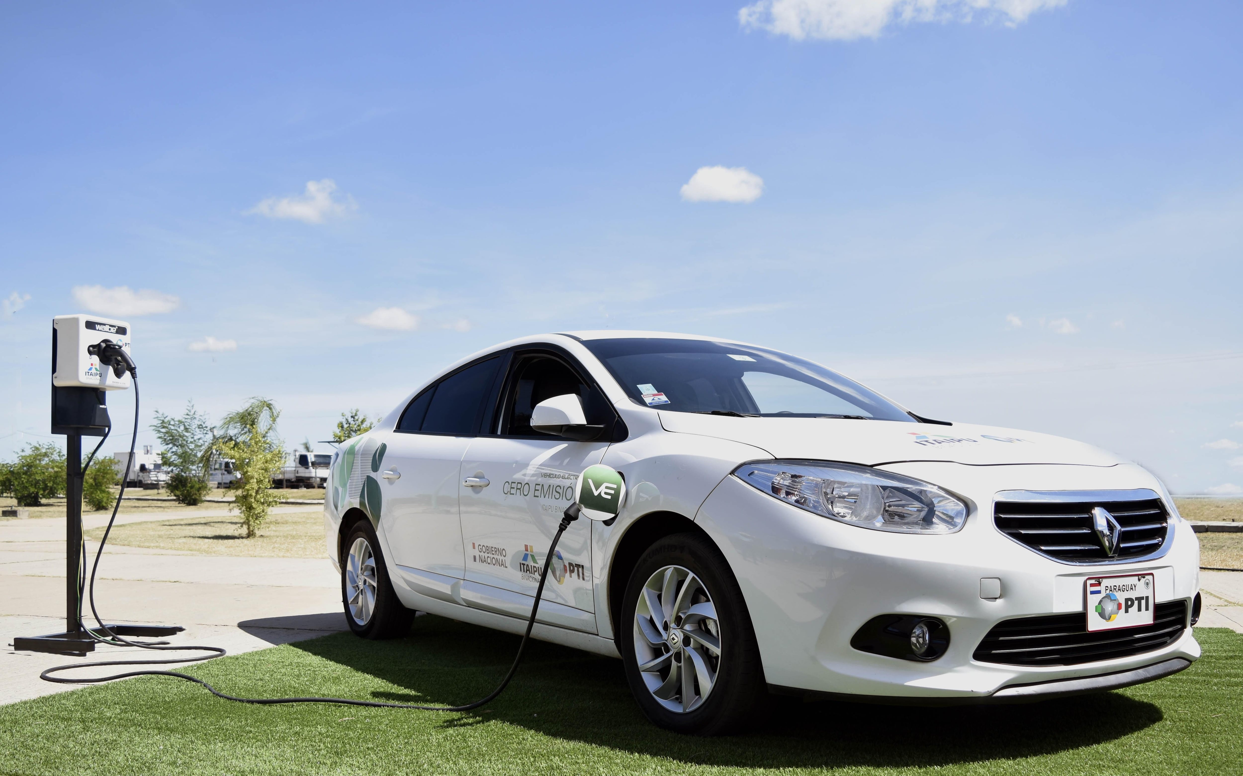 El costo de adquisición de los vehículos eléctricos es mayor que el de los convencionales, pero su mantenimiento cuesta menos. (Foto: EFE)