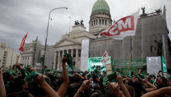 Los partidarios del proyecto de ley para legalizar el aborto celebran tras el resultado de la votación fuera del Congreso Nacional en Buenos Aires, Argentina. (Foto AP / Natacha Pisarenko).
