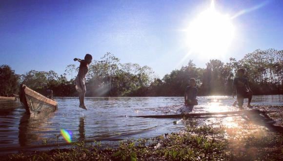 Niños de comunidad wampis juegan en las aguas del Río Santiago, en Amazonas. Foto: Vanessa Romo.