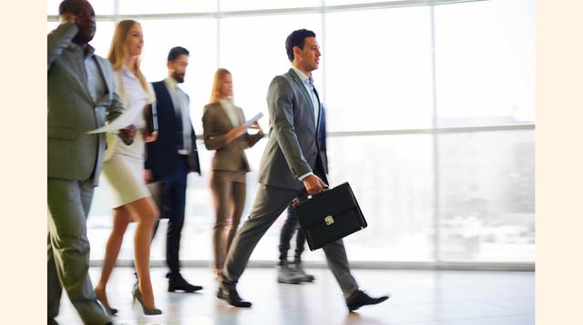 Automatiza tus ahorros. Si deseas convertirte en un millonario, entonces debes tener hábito de ahorrar y un fondo de emergencia en un mercado monetario. Sin embargo, la mejor manera de lograrlo es automatizando tus ahorros: retirar un porcentaje de tu sal