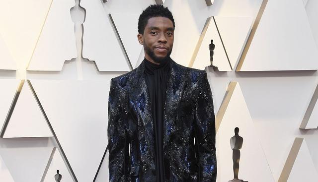 Chadwick Boseman, protagonista de "Black Panther", llegó a la gala con elegante traje de brillos. (Foto: AFP)