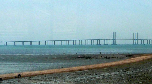 Puente de la bahía de Qingdao, China: Esta moderna estructura, inaugurada en el 2011, es el puente sobre agua más largo del mundo, con 41.58 kilómetros. Une las ciudades de Qingdao y Huangdao. (Foto: Wikipedia)