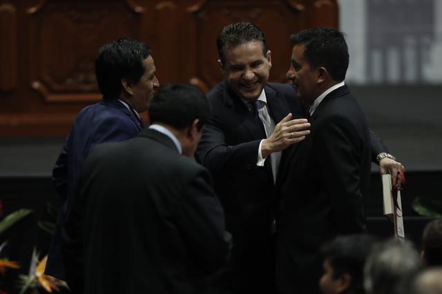 Omar Chehade saludándose efusivamente con sus correligionarios de Alianza para el Progreso. (Foto: César Campos / GEC)