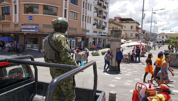 Soldados patrullan la plaza Cívica en Cuenca, Ecuador, el 11 de enero de 2024. Fotógrafo: STR/AFP/Getty Images