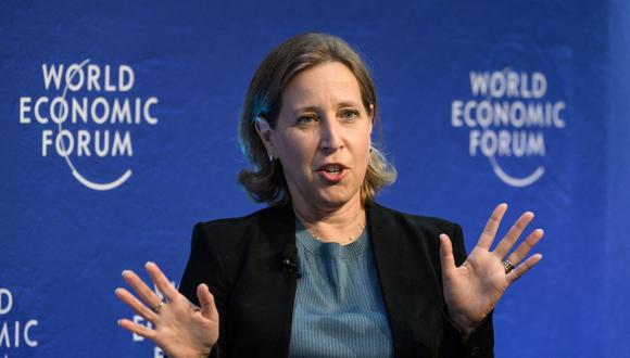 La directora ejecutiva de YouTube, Susan Wojcicki, gesticula durante una sesión en la reunión anual del Foro Económico Mundial en Davos el 24 de mayo de 2022. (Foto de Fabrice COFFRINI / AFP)