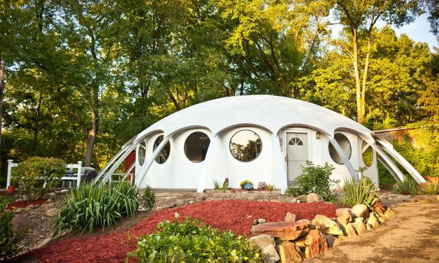 Este Yaca-Dome en Pennsylvania parece un poco como podría ser un conjunto de Star Wars. Una de las únicas 26 construidas, su estructura fue originalmente concebida para soportar los terremotos, y hoy es un lugar robusto y divertido para una familia para q