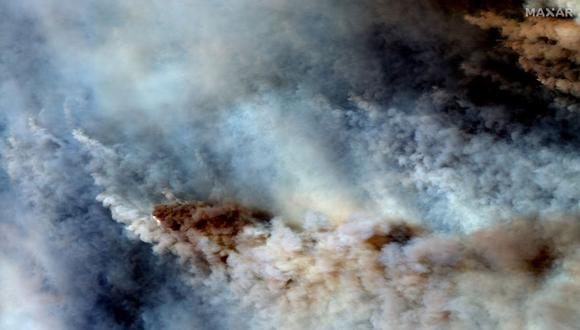 Esta imagen satelital en color natural del 4 de enero de 2020 publicada por Maxar Technologies muestra el humo de los incendios forestales al este de Orbost, Australia. (Foto: AFP)