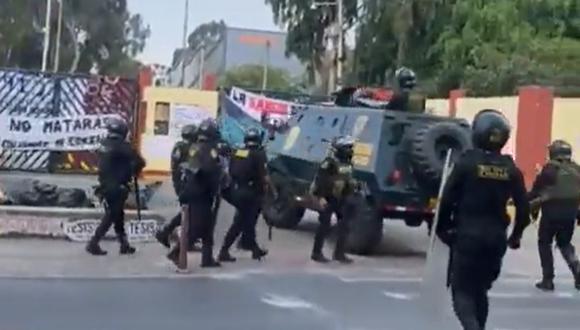 Policías y tanquetas ingresan a la Universidad Nacional Mayor de San Marcos para desalojar a manifestantes provenientes de otras regiones. (Captura: @sebasrubio)