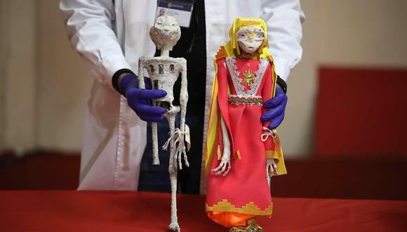 Fotografía de dos piezas con apariencia de momias pequeñas que fueron incautadas en el aeropuerto de Lima. Foto: EFE
