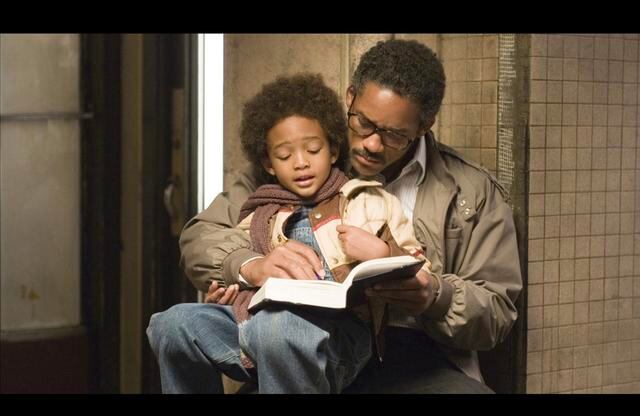 FOTO 5 | En busca de la felicidad (The Pursuit of Happyness) - sic. The Pursuit of Happiness -
Basada en la historia real de Chris Gardner, esta cinta de Will Smith es una de las más alentadoras y motivadoras para los emprendedores. Si no te provoca nada ver a Chris y a su hijo luchar para alcanzar sus sueños, entonces probablemente no estés listo para luchar por tus sueños.

¿Por qué verla? Aunque se quedó sin casa y luchó para proveerle a su hijo, Chris nunca se rindió para conseguir lo que quería. Esa pasión y sacrificio es algo que cada emprendedor debe estar dispuesto a dar.