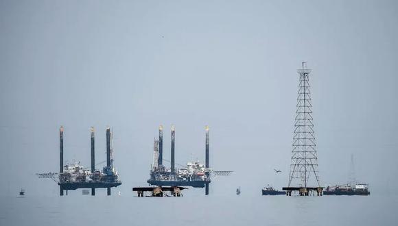Esta imagen de archivo tomada el 2 de mayo de 2018, muestra plataformas petroleras sobre el lago de Maracaibo, en Maracaibo, Venezuela. (AFP/Archivos)
