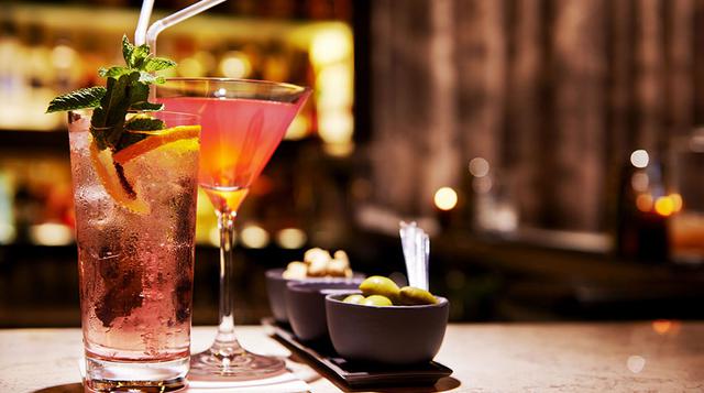 Usar su licor preferido. Si usted prefiere un Martini con Beefeater o un Manhattan con Wild Turkey, no tiene más que pedirlo. Pero los cocteles “de la casa” contienen ingredientes que el barman específicamente escogió para su creación.