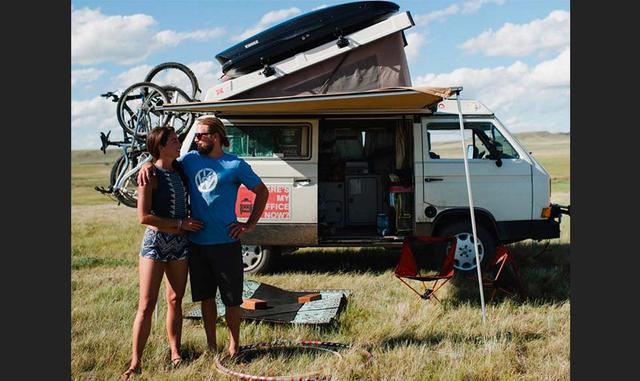 Emily King y su compañero, Corey Smith, han vivido en su VW Vanagon Westfalia 1987 totalmente equipada, con cocina y armario, desde hace cuatro años.