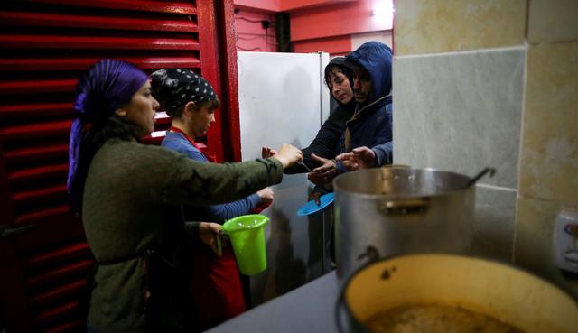 Macri evita el tema de la pobreza en su campaña, mientras que Alberto Fernández consideró el hambre como el mayor problema de los argentinos. (Foto: Reuters)