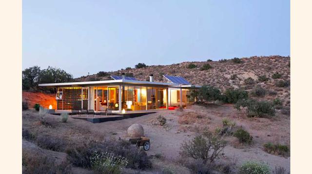 Una vivienda auto sostenible, sobre un valle al lado de un Parque Nacional. Pioneertown, California, Estados Unidos. (Foto: Airbnb)
