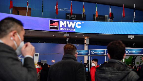 Visitors arrive on the opening day of the MWC (Mobile World Congress) in Barcelona on February 28, 2022. - The world's biggest mobile fair is held from February 28 to March 3, 2022. (Photo by Pau BARRENA / AFP)