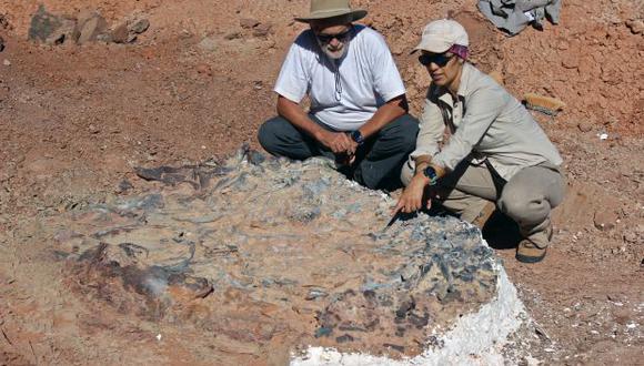 Los investigadores Ricardo Martínez y Cecilia Apaldetti junto a un fósil de 220 millones de años en el Parque Nacional Ischigualasto en San Juan Provice, Argentina. (Foto: AFP)