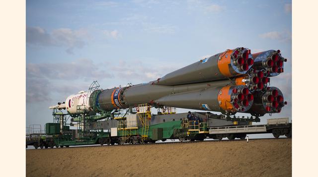 Ellos son el capitán Alexandr Samokutiáev, cosmonauta de la agencia espacial rusa Roskosmos; los ingenieros Elena Serova, también cosmonauta de Roskosmos, y Barry Wilmore, astronauta de la NASA. (Foto: AP)