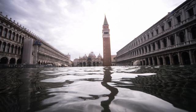 El “agua alta” sigue sin dar tregua en Venecia y a primeras horas de la mañana la plaza de San Marcos ya era inaccesible y se alcanzó un pico de 154 centímetros. (Foto: AFP)
