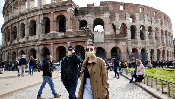 Imagen de personas con mascarillas en Roma, Italia. (Foto: Reuters)