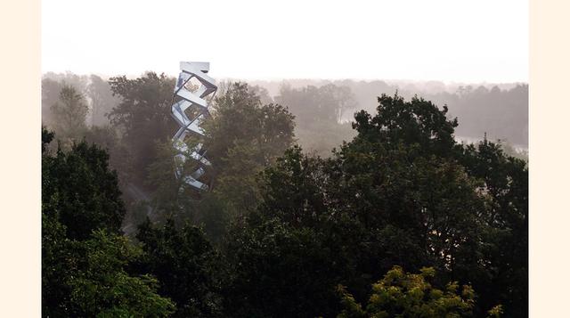 MURTURM, EN GOSDORF (AUSTRIA). Dos escaleras, una de subida y otra de bajada, se enlazan para crear una doble hélice de acero y aluminio con 168 escalones. Una especie de doble cadena en forma de ADN con 27 metros de altura. La estructura forma parte de u